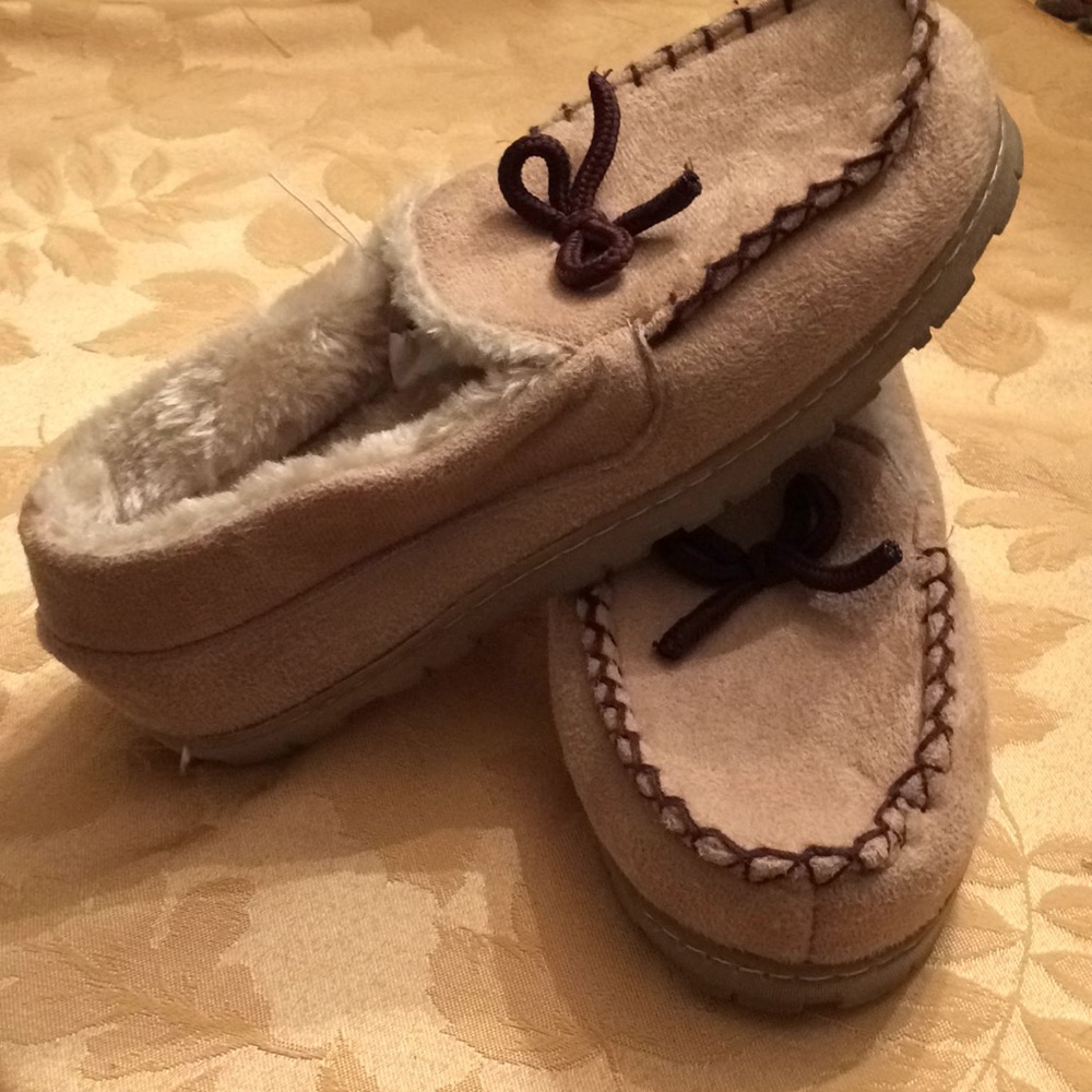 fuzzy ladies size 7-8 house slippers moccasins